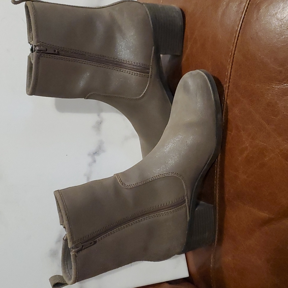 Size 9 excellent condition only wore once grey with zippers on both sides Clark